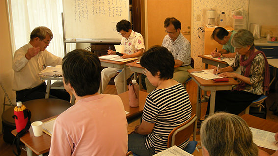 ジュノーの会代表甲斐等さん (The back left hand of the photograph is Mr. Hitoshi Kai of the representative of the Junod Society)