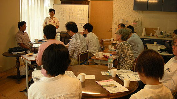 青木達也さん講演 (This is a lecture of Mr. Tatsuya Aoki who sits down at the photograph left edge.)