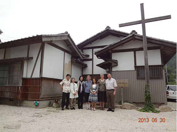 礼拝出席のみなさん　　戸坂南礼拝堂アデルフォイにて Worship attendants in front of Hesaka Minami Chapel “Adelphoi”