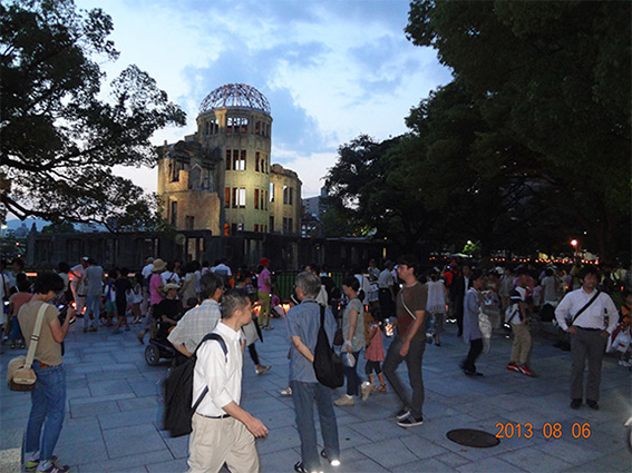 ２０１３年８月６日の夕べ　原爆ドームに集う人たち People are gathering in front of the A-Bomb Dome in Hiroshima in the evening of August 6, 2013.